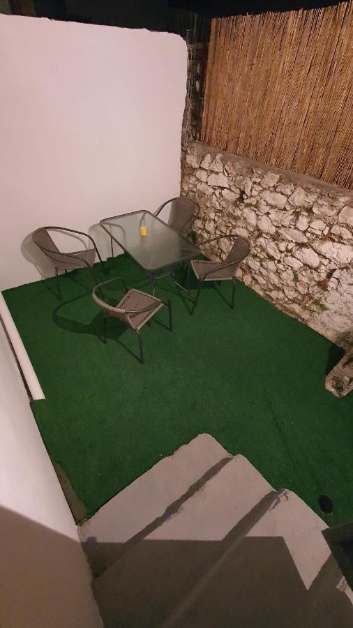 Larry'S Little Place In The Center Of Gytheio Extérieur photo
