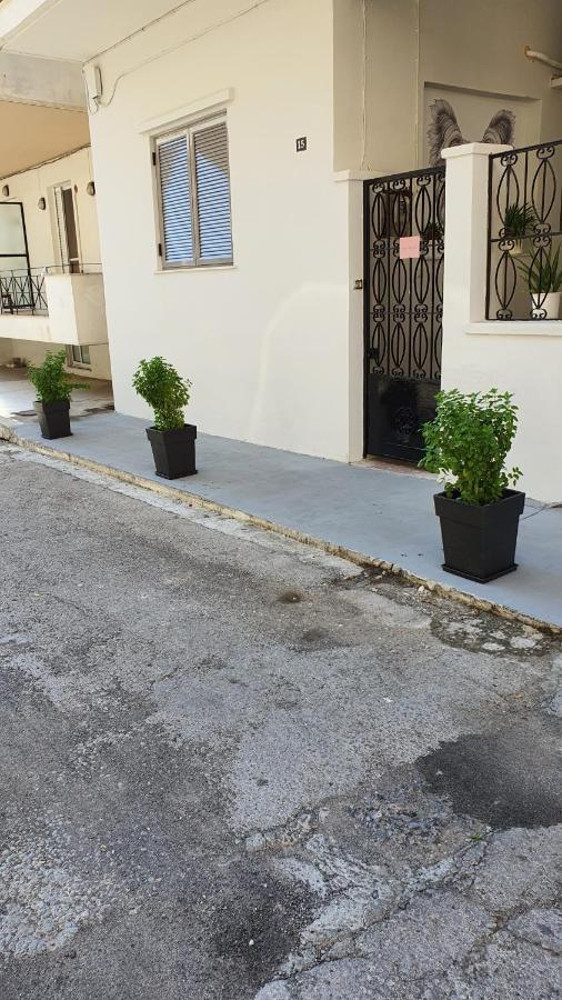 Larry'S Little Place In The Center Of Gytheio Extérieur photo