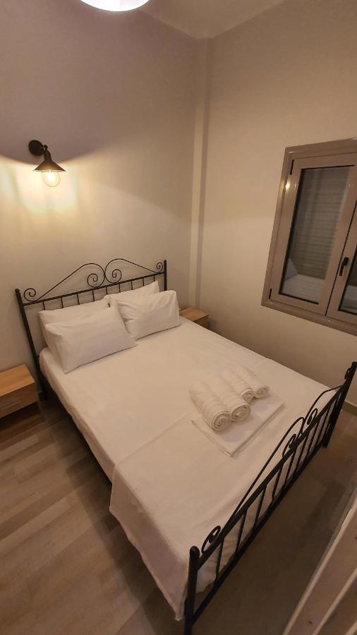 Larry'S Little Place In The Center Of Gytheio Extérieur photo